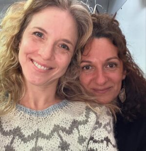 Carla Peterson Instagram - Terminamos de filmar EL TIEMPO DE LAS MOSCAS . Este abrazo es la suma del esfuerzo y trabajo de un equipo de  enorme. 
Nos aferramos a la fantasía de esta historia y la volvimos realidad. Volamos Muchas horas , llegamos a muchos lugares. Kilómetros de ida y vuelta. Vimos el mar y la oscuridad del encierro. La soledad y la multitud cada vez q sonaba la palabra acción.  La felicidad de estos momentos me la  llevo para siempre en el corazón. 
Gracias por cuidarme mientras todos corríamos de acá para allá.  Las mantitas las pantuflas el cafecito, los cables el pelo las ojeras la letra la LUZ , la marca .
! Dos equipos de los mejores de nuestro cine. 
Cada día agradezco la suerte que tengo, pero esto ni en mis sueños!  Una vez más lo hicimos juntas @duplaa_nancyok y lo seguiremos haciendo ! 
Gracias al motor q genero todo  @vaneragone @haddockfilms 
Dirigida x @anina_katz y @benjanaishtat  háblame de Lujo. 
Me llevo amigas y amigos. 
Gracias infinitas gracias!!!
@adrivior @gustrivi @elirosesok @cataniava @dinobalanzino @ohgaleano @yararadop  @tomasobalas 
@nicodiodo @galarralde @flor.orce y los amigos de sutep @juanitosanza @bebuuu88 @radnerg @fran_seoane__ @ciudadanimal27  @soylakuma @marianarossellimakeup @floragrosso.mua @
@javierbraier @valerialois @osquiguzman 
Me faltan los @! 
Los quiero un montón! 
Y ahora solo queda esperar y disfrutarla en @chenetflix