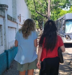 Carla Peterson Instagram - Terminamos de filmar EL TIEMPO DE LAS MOSCAS . Este abrazo es la suma del esfuerzo y trabajo de un equipo de  enorme. 
Nos aferramos a la fantasía de esta historia y la volvimos realidad. Volamos Muchas horas , llegamos a muchos lugares. Kilómetros de ida y vuelta. Vimos el mar y la oscuridad del encierro. La soledad y la multitud cada vez q sonaba la palabra acción.  La felicidad de estos momentos me la  llevo para siempre en el corazón. 
Gracias por cuidarme mientras todos corríamos de acá para allá.  Las mantitas las pantuflas el cafecito, los cables el pelo las ojeras la letra la LUZ , la marca .
! Dos equipos de los mejores de nuestro cine. 
Cada día agradezco la suerte que tengo, pero esto ni en mis sueños!  Una vez más lo hicimos juntas @duplaa_nancyok y lo seguiremos haciendo ! 
Gracias al motor q genero todo  @vaneragone @haddockfilms 
Dirigida x @anina_katz y @benjanaishtat  háblame de Lujo. 
Me llevo amigas y amigos. 
Gracias infinitas gracias!!!
@adrivior @gustrivi @elirosesok @cataniava @dinobalanzino @ohgaleano @yararadop  @tomasobalas 
@nicodiodo @galarralde @flor.orce y los amigos de sutep @juanitosanza @bebuuu88 @radnerg @fran_seoane__ @ciudadanimal27  @soylakuma @marianarossellimakeup @floragrosso.mua @
@javierbraier @valerialois @osquiguzman 
Me faltan los @! 
Los quiero un montón! 
Y ahora solo queda esperar y disfrutarla en @chenetflix