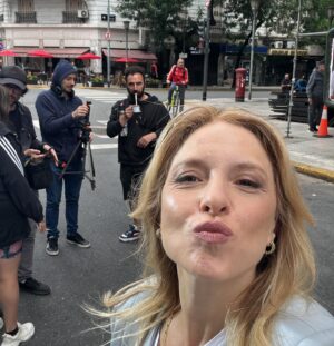 Carla Peterson Instagram - Terminamos de filmar EL TIEMPO DE LAS MOSCAS . Este abrazo es la suma del esfuerzo y trabajo de un equipo de  enorme. 
Nos aferramos a la fantasía de esta historia y la volvimos realidad. Volamos Muchas horas , llegamos a muchos lugares. Kilómetros de ida y vuelta. Vimos el mar y la oscuridad del encierro. La soledad y la multitud cada vez q sonaba la palabra acción.  La felicidad de estos momentos me la  llevo para siempre en el corazón. 
Gracias por cuidarme mientras todos corríamos de acá para allá.  Las mantitas las pantuflas el cafecito, los cables el pelo las ojeras la letra la LUZ , la marca .
! Dos equipos de los mejores de nuestro cine. 
Cada día agradezco la suerte que tengo, pero esto ni en mis sueños!  Una vez más lo hicimos juntas @duplaa_nancyok y lo seguiremos haciendo ! 
Gracias al motor q genero todo  @vaneragone @haddockfilms 
Dirigida x @anina_katz y @benjanaishtat  háblame de Lujo. 
Me llevo amigas y amigos. 
Gracias infinitas gracias!!!
@adrivior @gustrivi @elirosesok @cataniava @dinobalanzino @ohgaleano @yararadop  @tomasobalas 
@nicodiodo @galarralde @flor.orce y los amigos de sutep @juanitosanza @bebuuu88 @radnerg @fran_seoane__ @ciudadanimal27  @soylakuma @marianarossellimakeup @floragrosso.mua @
@javierbraier @valerialois @osquiguzman 
Me faltan los @! 
Los quiero un montón! 
Y ahora solo queda esperar y disfrutarla en @chenetflix