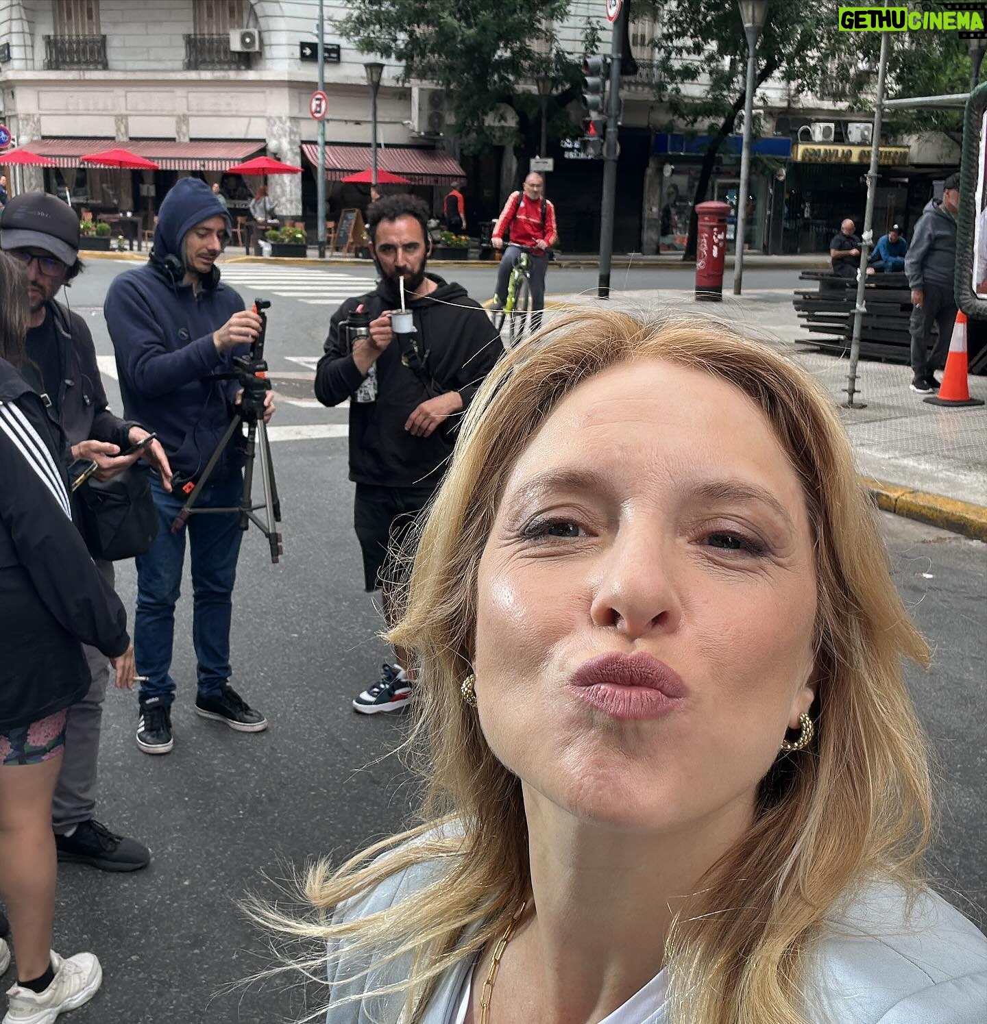 Carla Peterson - 14.3K Likes - Terminamos de filmar EL TIEMPO DE LAS MOSCAS . Este abrazo es la suma del esfuerzo y trabajo de un equipo de enorme.
Nos aferramos a la fantasía de esta historia y la volvimos realidad. Volamos Muchas horas , llegamos a muchos lugares. Kilómetros de ida y vuelta. Vimos el mar y la oscuridad del encierro. La soledad y la multitud cada vez q sonaba la palabra acción. La felicidad de estos momentos me la llevo para siempre en el corazón.
Gracias por cuidarme mientras todos corríamos de acá para allá. Las mantitas las pantuflas el cafecito, los cables el pelo las ojeras la letra la LUZ , la marca .
! Dos equipos de los mejores de nuestro cine.
Cada día agradezco la suerte que tengo, pero esto ni en mis sueños! Una vez más lo hicimos juntas @duplaa_nancyok y lo seguiremos haciendo !
Gracias al motor q genero todo @vaneragone @haddockfilms
Dirigida x @anina_katz y @benjanaishtat háblame de Lujo.
Me llevo amigas y amigos.
Gracias infinitas gracias!!!
@adrivior @gustrivi @elirosesok @cataniava @dinobalanzino @ohgaleano @yararadop @tomasobalas
@nicodiodo @galarralde @flor.orce y los amigos de sutep @juanitosanza @bebuuu88 @radnerg @fran_seoane__ @ciudadanimal27 @soylakuma @marianarossellimakeup @floragrosso.mua @
@javierbraier @valerialois @osquiguzman
Me faltan los @!
Los quiero un montón!
Y ahora solo queda esperar y disfrutarla en @chenetflix