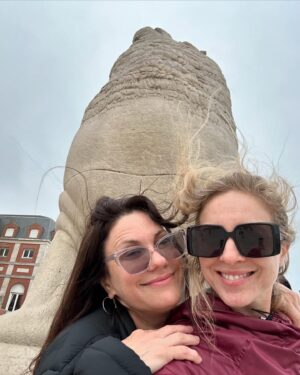 Carla Peterson Instagram - La vida te da sorpresas. Una vez más juntas para otra aventura Amore mío @duplaa_nancyok . Con nuestra foto iconica en Mardel. Un equipo de talento y amor.  Les ones de nuestro cine sosteniéndonos y tirando magia. Una producción fuera de serie ja . @haddockfilms @vaneragone y parte del team de dirección cerramos una etapa importante de esta historia.  @anina_katz las tres estrellas de campeona ⭐️⭐️ ⭐️ .
@chenetflix lo hizo otra vez! Ups! ❤️🤝 
EL TIEMPO DE LAS MOSCAS 🪰 🪰