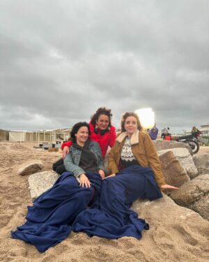 Carla Peterson Instagram - La vida te da sorpresas. Una vez más juntas para otra aventura Amore mío @duplaa_nancyok . Con nuestra foto iconica en Mardel. Un equipo de talento y amor.  Les ones de nuestro cine sosteniéndonos y tirando magia. Una producción fuera de serie ja . @haddockfilms @vaneragone y parte del team de dirección cerramos una etapa importante de esta historia.  @anina_katz las tres estrellas de campeona ⭐️⭐️ ⭐️ .
@chenetflix lo hizo otra vez! Ups! ❤️🤝 
EL TIEMPO DE LAS MOSCAS 🪰 🪰
