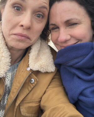 Carla Peterson Instagram - La vida te da sorpresas. Una vez más juntas para otra aventura Amore mío @duplaa_nancyok . Con nuestra foto iconica en Mardel. Un equipo de talento y amor.  Les ones de nuestro cine sosteniéndonos y tirando magia. Una producción fuera de serie ja . @haddockfilms @vaneragone y parte del team de dirección cerramos una etapa importante de esta historia.  @anina_katz las tres estrellas de campeona ⭐️⭐️ ⭐️ .
@chenetflix lo hizo otra vez! Ups! ❤️🤝 
EL TIEMPO DE LAS MOSCAS 🪰 🪰