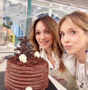 Carla Peterson Instagram - Gracias @verolozanovl de mi corazón x invitarme a jugar con vos. Te deseo el trofeo y todo lo lindo del mundo . sos una amiga genial y una gran pastelera! Siempre acompañándonos con amor. Inteligente, graciosa, hermosa y tan cariñosa@, nuestra querida vero. X más trucos de magia y Cosas ricas! 
Gaspi ayudante de magia y yo de cocina! ❤️✨🙌👏👏👏.
Gracias equipo y jurado de @bakeoffar .
 @marubotanaok 
@dbetular 
Y @mundochristophe ❤️ 

@soy_desantodd  ya te voy a ir a visitar a las cabañas! 
@wanda te espero en @reverso.laobra y la seguimos! 

Para los q me preguntan x mi “look “ 
@mishkabuenosaires 
Y esos aros divinos son de vidrio soplado  @uranavidrio 
Make up y pelo @nanogmd  el mejor !!!

Chauuuu les quiero!!!!