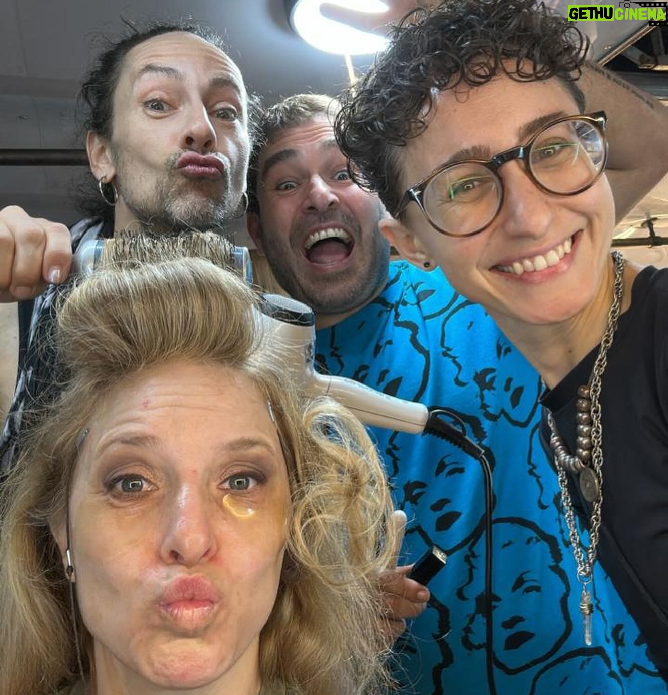 Carla Peterson - 14.3K Likes - Terminamos de filmar EL TIEMPO DE LAS MOSCAS . Este abrazo es la suma del esfuerzo y trabajo de un equipo de enorme.
Nos aferramos a la fantasía de esta historia y la volvimos realidad. Volamos Muchas horas , llegamos a muchos lugares. Kilómetros de ida y vuelta. Vimos el mar y la oscuridad del encierro. La soledad y la multitud cada vez q sonaba la palabra acción. La felicidad de estos momentos me la llevo para siempre en el corazón.
Gracias por cuidarme mientras todos corríamos de acá para allá. Las mantitas las pantuflas el cafecito, los cables el pelo las ojeras la letra la LUZ , la marca .
! Dos equipos de los mejores de nuestro cine.
Cada día agradezco la suerte que tengo, pero esto ni en mis sueños! Una vez más lo hicimos juntas @duplaa_nancyok y lo seguiremos haciendo !
Gracias al motor q genero todo @vaneragone @haddockfilms
Dirigida x @anina_katz y @benjanaishtat háblame de Lujo.
Me llevo amigas y amigos.
Gracias infinitas gracias!!!
@adrivior @gustrivi @elirosesok @cataniava @dinobalanzino @ohgaleano @yararadop @tomasobalas
@nicodiodo @galarralde @flor.orce y los amigos de sutep @juanitosanza @bebuuu88 @radnerg @fran_seoane__ @ciudadanimal27 @soylakuma @marianarossellimakeup @floragrosso.mua @
@javierbraier @valerialois @osquiguzman
Me faltan los @!
Los quiero un montón!
Y ahora solo queda esperar y disfrutarla en @chenetflix