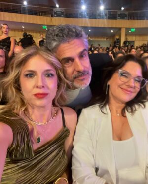 Carla Peterson Instagram - Carretito del festejo 
1 retrato iconic 
2 @javierbraier  el mejor manager do mundo 
3 @_minaserrano que se agacho un poquito para la foto. 
4 gracias @aptraorg x festejar nuestro cine y ficción
5premio Blondi mejor ópera prima con @toto.rovito 
6 gracias @julietadiaz77 y este premio es tan tuyo como mío.
7 @duplaa_nancyok @leosbaraglia ❤️
8 Morelli y Berruti 
9 chocha me retiro con la estatuilla
10 foto para revista con @minagostini  arte arte
11 gracias @intercontinental_buenosaires  que me trajo suerte, ahi hicimos junket de la peli así q comparto el premio.
@rfgstylecoaching 
@nanogmd  les amo 
Gracias @neccphoto x las fotos hermosas 
@nomerompanlapelicula  la podes ver en @netflixlat