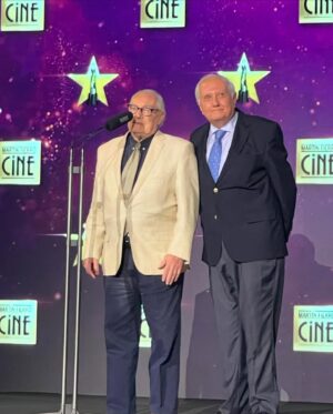 Carla Peterson Instagram - Carretito del festejo 
1 retrato iconic 
2 @javierbraier  el mejor manager do mundo 
3 @_minaserrano que se agacho un poquito para la foto. 
4 gracias @aptraorg x festejar nuestro cine y ficción
5premio Blondi mejor ópera prima con @toto.rovito 
6 gracias @julietadiaz77 y este premio es tan tuyo como mío.
7 @duplaa_nancyok @leosbaraglia ❤️
8 Morelli y Berruti 
9 chocha me retiro con la estatuilla
10 foto para revista con @minagostini  arte arte
11 gracias @intercontinental_buenosaires  que me trajo suerte, ahi hicimos junket de la peli así q comparto el premio.
@rfgstylecoaching 
@nanogmd  les amo 
Gracias @neccphoto x las fotos hermosas 
@nomerompanlapelicula  la podes ver en @netflixlat