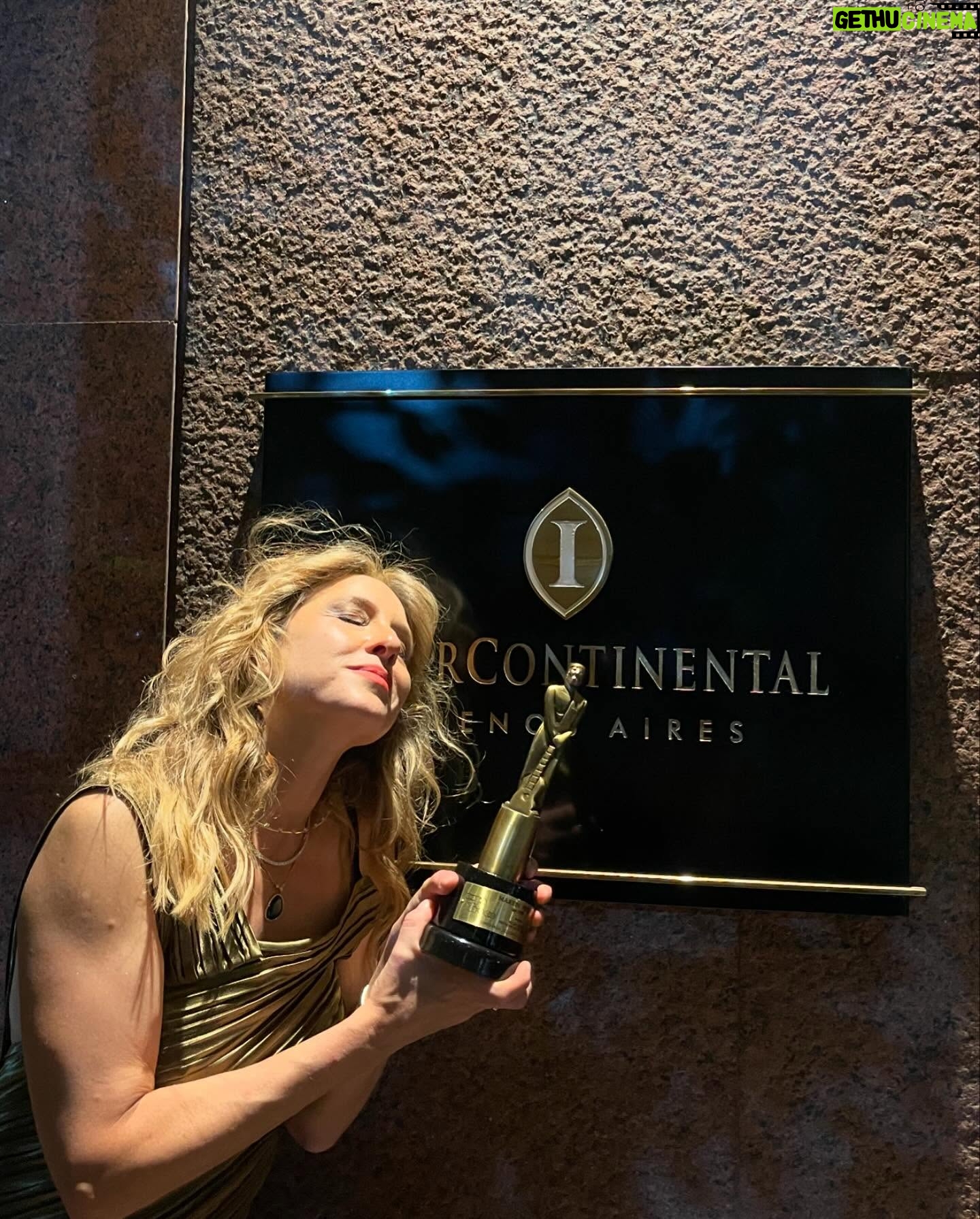 Carla Peterson - 31.3K Likes - Carretito del festejo
1 retrato iconic
2 @javierbraier el mejor manager do mundo
3 @_minaserrano que se agacho un poquito para la foto.
4 gracias @aptraorg x festejar nuestro cine y ficción
5premio Blondi mejor ópera prima con @toto.rovito
6 gracias @julietadiaz77 y este premio es tan tuyo como mío.
7 @duplaa_nancyok @leosbaraglia ❤️
8 Morelli y Berruti
9 chocha me retiro con la estatuilla
10 foto para revista con @minagostini arte arte
11 gracias @intercontinental_buenosaires que me trajo suerte, ahi hicimos junket de la peli así q comparto el premio.
@rfgstylecoaching
@nanogmd les amo
Gracias @neccphoto x las fotos hermosas
@nomerompanlapelicula la podes ver en @netflixlat