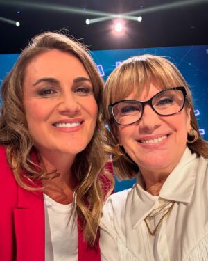 Carlota Corredera Instagram - El viernes por la noche fui feliz, volví a sentirme muy viva tras dos años sin pisar un plató de TV, gracias a todas las personas que lo hicieron posible 🙏🏻💜 Aquí tenéis el carrusel de mi paso por #59segundos @rtve @globomedia 🎠📺
1. Con la gran @gemma_nierga. ¡Qué generosa conmigo! 🥹
2. Con mi adorado @borisizaguirre 
3. Con mi amiga querida @pilareyreoficial 
4. Por fin pude abrazarte fuerte, @bobpop 
5. Te adoro @chelo_garcia_cortes 
6. Paisana riquiña @anapardodevera 
7. Bella @alicewonderbear 
8. En plató y en capilla
9. Photocall en Sant Cugat
10. Entre bambalinas con @arturovallsofficial 
11. ¡Vaya plantel!