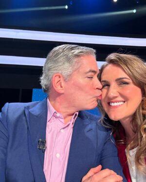 Carlota Corredera Instagram - El viernes por la noche fui feliz, volví a sentirme muy viva tras dos años sin pisar un plató de TV, gracias a todas las personas que lo hicieron posible 🙏🏻💜 Aquí tenéis el carrusel de mi paso por #59segundos @rtve @globomedia 🎠📺
1. Con la gran @gemma_nierga. ¡Qué generosa conmigo! 🥹
2. Con mi adorado @borisizaguirre 
3. Con mi amiga querida @pilareyreoficial 
4. Por fin pude abrazarte fuerte, @bobpop 
5. Te adoro @chelo_garcia_cortes 
6. Paisana riquiña @anapardodevera 
7. Bella @alicewonderbear 
8. En plató y en capilla
9. Photocall en Sant Cugat
10. Entre bambalinas con @arturovallsofficial 
11. ¡Vaya plantel!