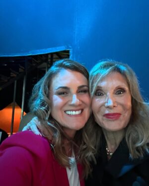 Carlota Corredera Instagram - El viernes por la noche fui feliz, volví a sentirme muy viva tras dos años sin pisar un plató de TV, gracias a todas las personas que lo hicieron posible 🙏🏻💜 Aquí tenéis el carrusel de mi paso por #59segundos @rtve @globomedia 🎠📺
1. Con la gran @gemma_nierga. ¡Qué generosa conmigo! 🥹
2. Con mi adorado @borisizaguirre 
3. Con mi amiga querida @pilareyreoficial 
4. Por fin pude abrazarte fuerte, @bobpop 
5. Te adoro @chelo_garcia_cortes 
6. Paisana riquiña @anapardodevera 
7. Bella @alicewonderbear 
8. En plató y en capilla
9. Photocall en Sant Cugat
10. Entre bambalinas con @arturovallsofficial 
11. ¡Vaya plantel!