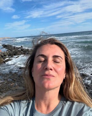 Carlota Corredera Instagram - Respirar 🌊 
Feliz sábado 💜
