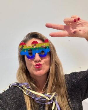 Carlota Corredera Instagram - A por ti voy, 2025 🎊🥳🎉🍾 Gracias a todas las personas que siempre estáis, seguid iluminándome 🙏🏻🤍 Salud y momentos felices para tod@s el próximo año 💜