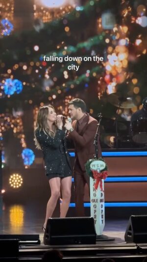 Carly Pearce Instagram - Stepping into the legendary circle at the Grand Ole Opry together was an honour. We poured our hearts into this performance and hope our song finds its way into your family traditions. Here’s to music, friendship and family this holiday season. We will cherish this memory forever.

—

Entrar juntos en el círculo legendario en el Grand Ole Opry fue un honor. Hemos vertido nuestros corazones en esta actuación y esperamos que nuestra canción encuentre su camino en sus tradiciones familiares. Por la música, la amistad y la familia en estas fiestas. Apreciaremos este recuerdo para siempre.