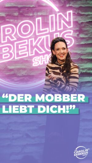 Carolin Kebekus Instagram - Fiese Schulhof- und Kindergarten-Mobber, die einfach anders ihre Gefühle nicht ausdrücken konnten?! 🤔 Vielleicht sorgt genau diese Erklärung für so manche missglückte Partner:innenwahl… 😅 
Das ganze @dckshow Stand-up Special mit @analuciacruzsaco, @bogansky_ und @anissa.loucif läuft heute um 23:35 Uhr im Ersten und ab 20:15 Uhr in der @ardmediathek. 🔥