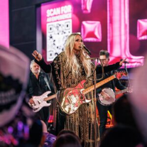 Carrie Underwood Instagram - We had such a magical time ringing in the new year in #TimesSquare with @RockinEve ! Welcome to 2025, folks! May we all make the most of it…the possibilities are endless! Praying for peace, health and blessings for us all! 
#NewYearsRockinEve
#NYC
📸: @jeffjohnsonimages