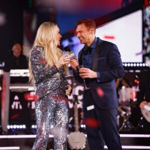Carrie Underwood Instagram - We had such a magical time ringing in the new year in #TimesSquare with @RockinEve ! Welcome to 2025, folks! May we all make the most of it…the possibilities are endless! Praying for peace, health and blessings for us all! 
#NewYearsRockinEve
#NYC
📸: @jeffjohnsonimages