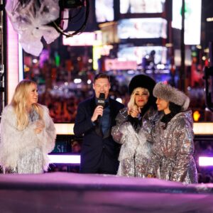 Carrie Underwood Instagram - We had such a magical time ringing in the new year in #TimesSquare with @RockinEve ! Welcome to 2025, folks! May we all make the most of it…the possibilities are endless! Praying for peace, health and blessings for us all! 
#NewYearsRockinEve
#NYC
📸: @jeffjohnsonimages