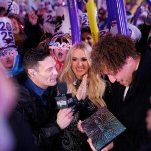 Carrie Underwood Instagram - We had such a magical time ringing in the new year in #TimesSquare with @RockinEve ! Welcome to 2025, folks! May we all make the most of it…the possibilities are endless! Praying for peace, health and blessings for us all! 
#NewYearsRockinEve
#NYC
📸: @jeffjohnsonimages