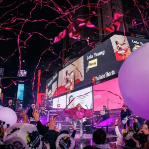 Carrie Underwood Instagram - We had such a magical time ringing in the new year in #TimesSquare with @RockinEve ! Welcome to 2025, folks! May we all make the most of it…the possibilities are endless! Praying for peace, health and blessings for us all! 
#NewYearsRockinEve
#NYC
📸: @jeffjohnsonimages