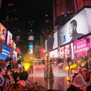 Carrie Underwood Instagram - We had such a magical time ringing in the new year in #TimesSquare with @RockinEve ! Welcome to 2025, folks! May we all make the most of it…the possibilities are endless! Praying for peace, health and blessings for us all! 
#NewYearsRockinEve
#NYC
📸: @jeffjohnsonimages