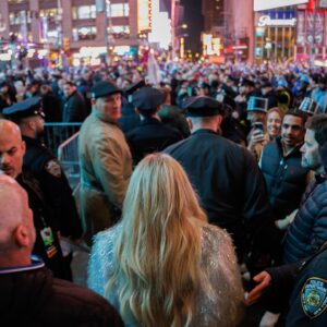 Carrie Underwood Instagram - We had such a magical time ringing in the new year in #TimesSquare with @RockinEve ! Welcome to 2025, folks! May we all make the most of it…the possibilities are endless! Praying for peace, health and blessings for us all! 
#NewYearsRockinEve
#NYC
📸: @jeffjohnsonimages
