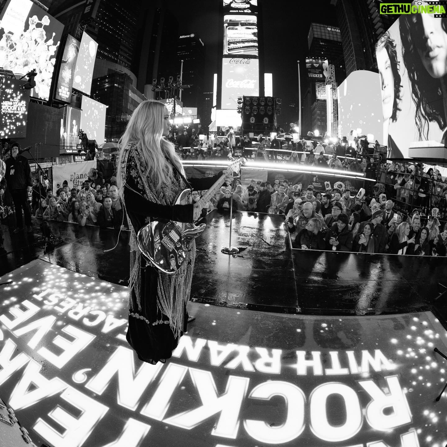 Carrie Underwood - 115.5K Likes - We had such a magical time ringing in the new year in #TimesSquare with @RockinEve ! Welcome to 2025, folks! May we all make the most of it…the possibilities are endless! Praying for peace, health and blessings for us all!
#NewYearsRockinEve
#NYC
📸: @jeffjohnsonimages
