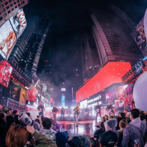 Carrie Underwood Instagram - We had such a magical time ringing in the new year in #TimesSquare with @RockinEve ! Welcome to 2025, folks! May we all make the most of it…the possibilities are endless! Praying for peace, health and blessings for us all! 
#NewYearsRockinEve
#NYC
📸: @jeffjohnsonimages