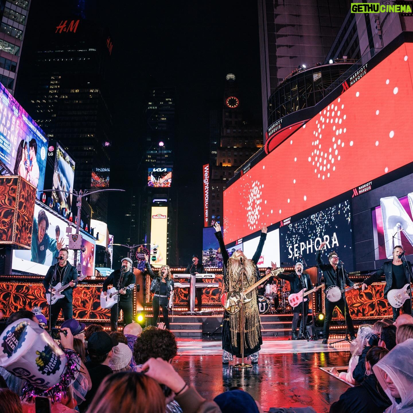 Carrie Underwood - 115.5K Likes - We had such a magical time ringing in the new year in #TimesSquare with @RockinEve ! Welcome to 2025, folks! May we all make the most of it…the possibilities are endless! Praying for peace, health and blessings for us all!
#NewYearsRockinEve
#NYC
📸: @jeffjohnsonimages