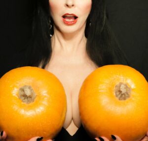 Cassandra Peterson Instagram - Happy Halloweekend! It’s #nationalpumpkinday 🎃🎃 Elvira pumpkin carvings by @jo3y3dwards