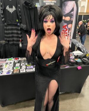 Cassandra Peterson Instagram - Loved seeing everyone’s Elvira costumes at @wahorrorcon this weekend! 😃 Lil’ Elvira was too cute!

#elvira #elviramistressofthedark #halloween #horror