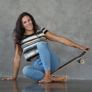 Cat Zingano Instagram - The first time I truly tried to learn how to ride a skateboard 🛹 I broke my middle finger 🤣🤭😅

Have you ever wrecked yourself while leaning something new??
Were you able to go back and keep it going?

(P.S. Patience is my favorite Chris Cornell song 🙏🏼RIP)