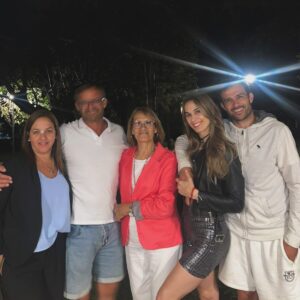 Cecilia Bonelli Instagram - Siempre que la #navidad 🎄🎁sea en familia y nos encuentre a todos unidos será maravillosa. A veces intento volver a conectar con las sensaciones de esas navidades 🎅🏻 de cuando era pequeña, y por momentos cuando vuelvo a mis raíces lo logro. Que cada noche buena nos siga encontrando así, juntos y sobre todo llenos de amor.
PD: papá Noel tráeme más calor las próximas navidades que me venís fallando con eso.