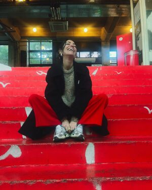 Ceren Moray Instagram - Biz tam bu şekilde Pazar dönecektik aslında Zeynep’imin aklına bu tatil fikri geldiğinde, önce @denciris’le şehir konuşuldu derken aksiyondaydık, Hasan’a menüler sunduk ok’di, Doğu gülürüm şiarıyla en önde, sonra herkes yanlış tuşa bastı bi şekilde benim işaret parmağımla, derken ha şu anda dönüyoruz! Öyle güzel bir grup, öyle doğru bir yerde, bütün bu ikilikten bağımsız bir de; tam zamanında yanlış tuşlara basarak doğru bildiğimizi ettik ki a dostlar. İyi ki doğdun @zeynebocak darısı bütün doğru bildiklerini, yanlış basanlara🫶🏽