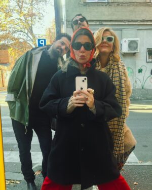 Ceren Moray Instagram - Biz tam bu şekilde Pazar dönecektik aslında Zeynep’imin aklına bu tatil fikri geldiğinde, önce @denciris’le şehir konuşuldu derken aksiyondaydık, Hasan’a menüler sunduk ok’di, Doğu gülürüm şiarıyla en önde, sonra herkes yanlış tuşa bastı bi şekilde benim işaret parmağımla, derken ha şu anda dönüyoruz! Öyle güzel bir grup, öyle doğru bir yerde, bütün bu ikilikten bağımsız bir de; tam zamanında yanlış tuşlara basarak doğru bildiğimizi ettik ki a dostlar. İyi ki doğdun @zeynebocak darısı bütün doğru bildiklerini, yanlış basanlara🫶🏽