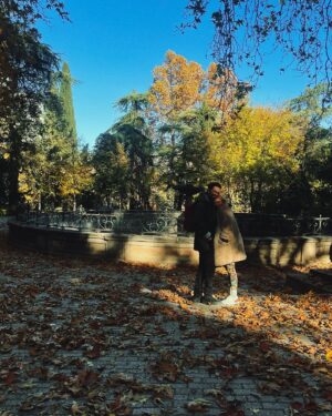 Ceren Moray Instagram - Biz tam bu şekilde Pazar dönecektik aslında Zeynep’imin aklına bu tatil fikri geldiğinde, önce @denciris’le şehir konuşuldu derken aksiyondaydık, Hasan’a menüler sunduk ok’di, Doğu gülürüm şiarıyla en önde, sonra herkes yanlış tuşa bastı bi şekilde benim işaret parmağımla, derken ha şu anda dönüyoruz! Öyle güzel bir grup, öyle doğru bir yerde, bütün bu ikilikten bağımsız bir de; tam zamanında yanlış tuşlara basarak doğru bildiğimizi ettik ki a dostlar. İyi ki doğdun @zeynebocak darısı bütün doğru bildiklerini, yanlış basanlara🫶🏽