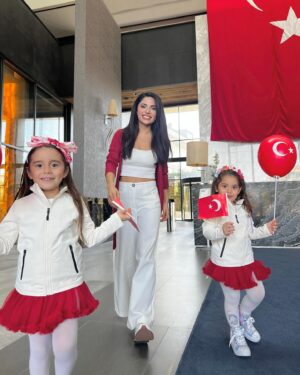 Cevahir Turan Instagram - Kutlu olsun Cumhuriyet’in 101. yaşı. Tüm halklarımızın kardeşliği için parlasın ay yıldız ❤️