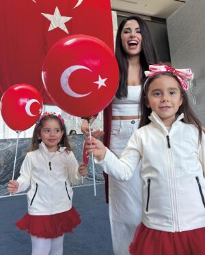 Cevahir Turan Instagram - Kutlu olsun Cumhuriyet’in 101. yaşı. Tüm halklarımızın kardeşliği için parlasın ay yıldız ❤️