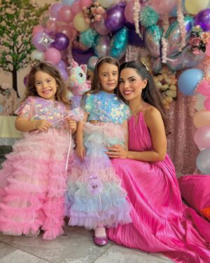 Cevahir Turan Instagram - 5 sene önce benim için hayatın anlamı, dünyanın dönüşü, aldığım nefes değişti: Aya Bella’m dünyaya geldi ❤️ 

En büyük gayemiz senin her daim sevgi içinde nice yaşları görmen güzel kızım ☺️ 

En sevdiği renkler gökkuşağı renkleriymiş. Doğum gününde rengarenk olmak istedi. Kelebek ve unicorn olsun istedi. Günlerce doğum günü hazırlığı yaparken heyecanı içine sığmadı. Her yerde anlattı, hayal etti, minicik elleriyle kendi emeğiyle her aşamasında varoldu. Hazırlıklarda bana yardım etti ☺️ En sevdiği arkadaşları yanındaydı. Kendini çok özel hissetti. Çok mutluydu ☺️ 

Aya Bella’nın doğum günü 16 Ekim’de. Bir kaç gün öncesinde kutladık. 16 Ekim’de de okulda kutlayacağız. Dün sağanak yağış gösteriyordu tam da doğum günü olduğu saatlerde. Ama şansımıza yağmadı. Herkes dağıldı, gök gürültüsü yağmur başladı. Çocuklar dışarıda da doyası oynadı ☺️

Pasta ve süslme dahil her şeyi kendimiz yaptık. Ve gördüm ki yorucu olsa da böylesi çok daha anlamlıydı ☺️

Bu sene elbiseleri kendim hazırlamadım. @loulouchildren hediyesi 🥰 Çok rahat ve gösterişliydiler. Kızlar bayıldı. Çok teşekkür ediyoruz 🙏

Yanımızda olan, bu günü bizimle özel kılan tüm arkadaşlarımıza ve ailemize çok teşekkür ediyoruz 🥰

Mekan kapasitesi kaldıramadığı için sadece Aya Bella’nın yakın arkadaşlarını ve yaşıtlarını davet ettim. Davet edemediklerim, istediğiniz zaman bize gelin, başımızın üstünde yeriniz var ❤️

Bu sene pasta üflerken Aya Bella ve tüm çocuklar için dileğim: Dünyada barış, çocukların yaşaması ama sevgi ile yaşaması, katledilmeden!!!

#birthday #momanddaughter #reklam