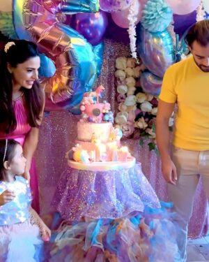 Cevahir Turan Instagram - 5 sene önce benim için hayatın anlamı, dünyanın dönüşü, aldığım nefes değişti: Aya Bella’m dünyaya geldi ❤️ 

En büyük gayemiz senin her daim sevgi içinde nice yaşları görmen güzel kızım ☺️ 

En sevdiği renkler gökkuşağı renkleriymiş. Doğum gününde rengarenk olmak istedi. Kelebek ve unicorn olsun istedi. Günlerce doğum günü hazırlığı yaparken heyecanı içine sığmadı. Her yerde anlattı, hayal etti, minicik elleriyle kendi emeğiyle her aşamasında varoldu. Hazırlıklarda bana yardım etti ☺️ En sevdiği arkadaşları yanındaydı. Kendini çok özel hissetti. Çok mutluydu ☺️ 

Aya Bella’nın doğum günü 16 Ekim’de. Bir kaç gün öncesinde kutladık. 16 Ekim’de de okulda kutlayacağız. Dün sağanak yağış gösteriyordu tam da doğum günü olduğu saatlerde. Ama şansımıza yağmadı. Herkes dağıldı, gök gürültüsü yağmur başladı. Çocuklar dışarıda da doyası oynadı ☺️

Pasta ve süslme dahil her şeyi kendimiz yaptık. Ve gördüm ki yorucu olsa da böylesi çok daha anlamlıydı ☺️

Bu sene elbiseleri kendim hazırlamadım. @loulouchildren hediyesi 🥰 Çok rahat ve gösterişliydiler. Kızlar bayıldı. Çok teşekkür ediyoruz 🙏

Yanımızda olan, bu günü bizimle özel kılan tüm arkadaşlarımıza ve ailemize çok teşekkür ediyoruz 🥰

Mekan kapasitesi kaldıramadığı için sadece Aya Bella’nın yakın arkadaşlarını ve yaşıtlarını davet ettim. Davet edemediklerim, istediğiniz zaman bize gelin, başımızın üstünde yeriniz var ❤️

Bu sene pasta üflerken Aya Bella ve tüm çocuklar için dileğim: Dünyada barış, çocukların yaşaması ama sevgi ile yaşaması, katledilmeden!!!

#birthday #momanddaughter #reklam