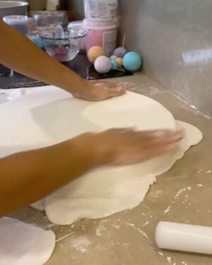Cevahir Turan Instagram - Aya Bella’nın doğum günü pastası benden 🌸 Hayatımda ilk kez şeker hamuruyla bir şey yaptım. Pastadan çok bir tablo gibi düşündüm. Öyle dalmışım ki, aşama aşama çekemedim. Annem ne çektiyse artık ☺️ Dayanamadım, şeker hamurunun düz rengini beğenmedim, yenilebilir metalik boya ile boyadım. Üzerine şeker hamurundan toplar yaptım. Objeler ve çiçekler ise hazır. Unicornu ve çiçekleri şeker hamuruyla yapmak beni aşar 🥰 Kızlarım için bir şeye emek vermek çok hoşuma gidiyor 🌸 #birthdaycake #rainbow #unicorn