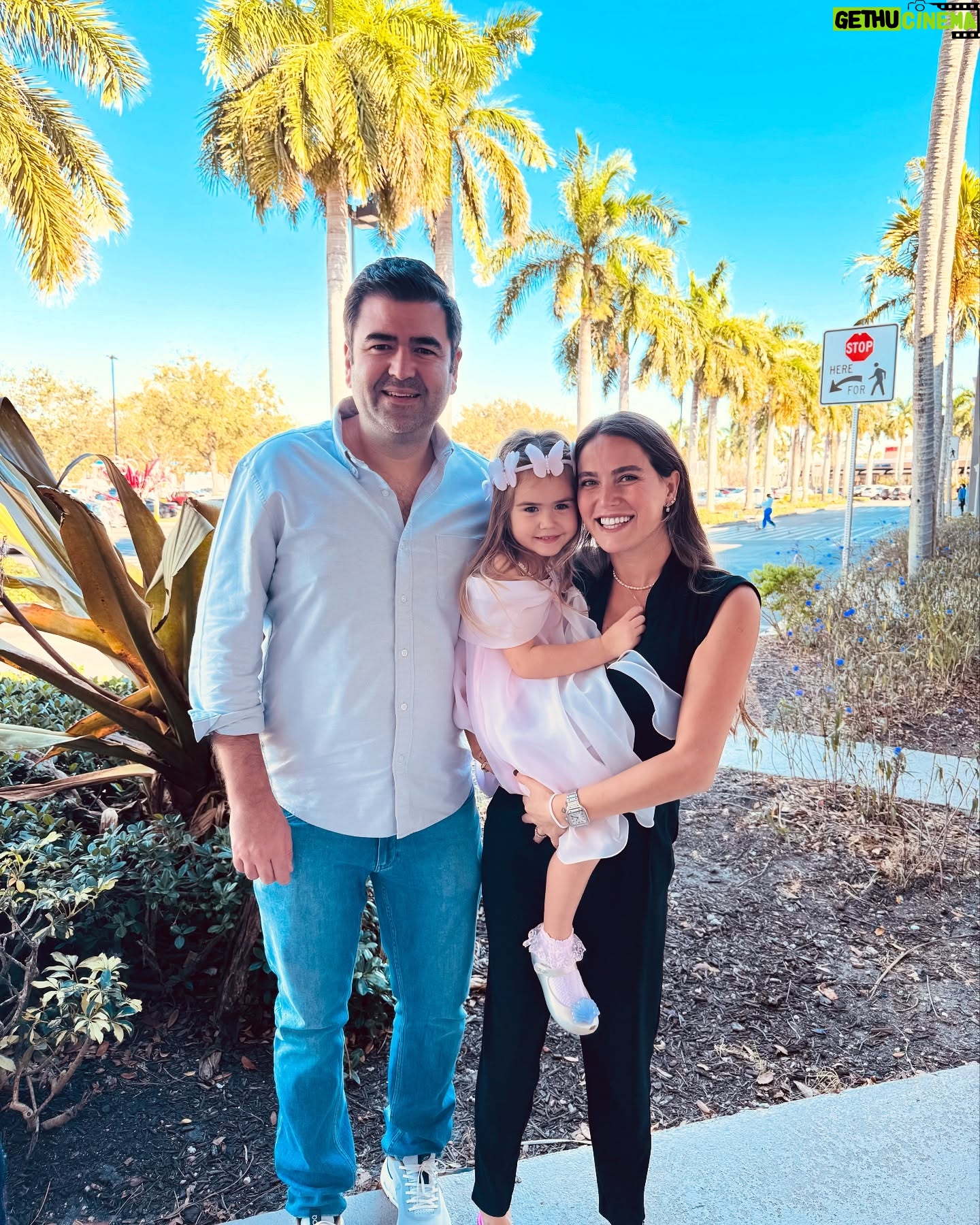Ceyda Ateş - 45.3K Likes - Bugün 4 yaşındasın.. Henüz yolun çok başındayız ve bizi bekleyen çok güzel bir yolculuk var. Annen ve baban olarak bu yolculuğun her anında yanında olduğumuzu bilmen dünyalara bedel. Güldüğünde, ağladığında, doğrunda, yanlışında,başarında,başaramadığında…Her anında! Seni sonsuzlar kadar sevecek ve koruyacağız. Senin için güzellikler yaratmaya devam edeceğiz birtanem. Annen ve baban olarak bildiğimiz en güzel ve en iyiyi sana anlatmaya da devam edeceğiz.
Büyüttüğün o güzel yüreğinden merhamet eksik olmasın güzel meleğim.
Seni çok seviyoruz.
İyi ki bizi seçtin. İyi ki doğdun.
24 Kasım 2020 🎈 @bugratoplusoy
Happy birthday baby🎉
