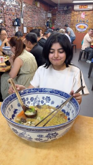 Chahat Anand Instagram - I cant believe i left my bag like that the whole time😂 Anyways🤭 Share yhis with someone✨ 

#japaneseramen #noodlelover #ramen #japanesenoodle
