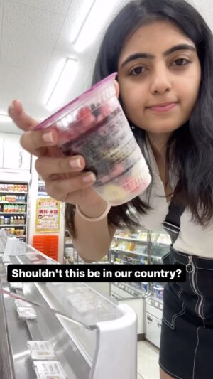 Chahat Anand Instagram - Make your own smoothie🧚🏻‍♀️ Follow @chahat_anand ✨ for more interesting food videos. There were different options. Before heading to your office or college, getting this? Or not? 🙅‍♀️

#smoothieoftheday #smoothielovers #fruitsmoothie #smoothielove #smoothielover