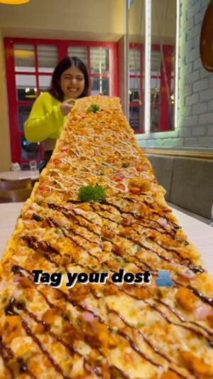 Chahat Anand Instagram - friendship day🫂send this to your dost🥹 bahut gm hai 😌

#pizza #foodie #foodlove #streetfood #reels