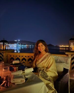 Chandni Bhabhda Instagram - I guess the real view is behind the Camera, I meant the SheeshMahal ♥️💫✨
Udaipur is one of my most favourite cities and it has my heart 🥺

#chandnimimic #udaipur #udaipurdiaries #rajasthan #vlog