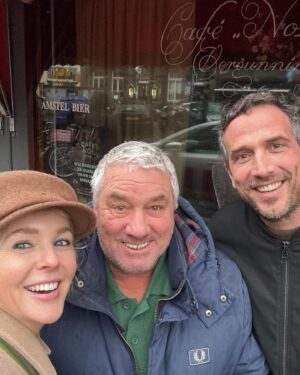 Chantal Janzen Instagram - Op 11-12-2014 zijn we getrouwd. Tien jaar geleden dus vandaag! TIEN. HOE DAN. 
Maar wat was dat toen mooi, ontroerend, lief, leuk, gezellig en precies zoals we wilden. Met de liefde van je leven, met onze kinderen, onze families en iedereen die ons lief was. Vier jaar later kwam er ineens nog een wezen bij, en die maakte het leven een nóg groter feest, in ons samengestelde gezin waar de broers en zussen zó ongelofelijk veel van elkaar houden dat mijn hart regelmatig ontploft van liefde. 
Omdat mijn echtgenoot een gruwelijke hekel heeft aan geliefden die elkaar feliciteren via sociale media, zeg ik bij deze: GEFELICITEERD ONS MARCO! Mijn uggs, en jouw Versace joggingbroek, mijn bruine berenjas, jouw zwarte hardloop-legging, mijn brillenglazen van -6,5 en jouw anti-snurk bitje, need I say more ❤️

De meneer die je tussen ons in ziet riep afgelopen zaterdag ineens in het voorbij gaan in plat Amsterdams: ‘Hé meissie! Ik heb jou getrouwd!’ 
Zoals jullie wel begrijpen hoor ik normaal op straat aan de lópende band zinnen als ‘Wil je met me trouwen’ of ‘Waarom ben je nou al getrouwd’, maar déze variatie was nieuw dus keek ik meteen om, dat snap je. 
Het was Coen, de bode van de burgerlijke stand die ons samen met trouwambtenaar Martien, voor de wet trouwde in Amsterdam. We hebben goeie herinneringen aan hen, maar hadden geen één van hen ooit meer gezien of gesproken. En toen ineens, om de hoek van Café Nol in de Jordaan, precies 10 jaar later terwijl we ons jubileum vierden, riep hij naar ons. Zulke onverwachte (?) dingen zijn het allerleukste. 
❤️
Op de tweede foto is het trouwens niet de bode die tussen ons in staat. Dan was ie destijds wel heel klein geweest.