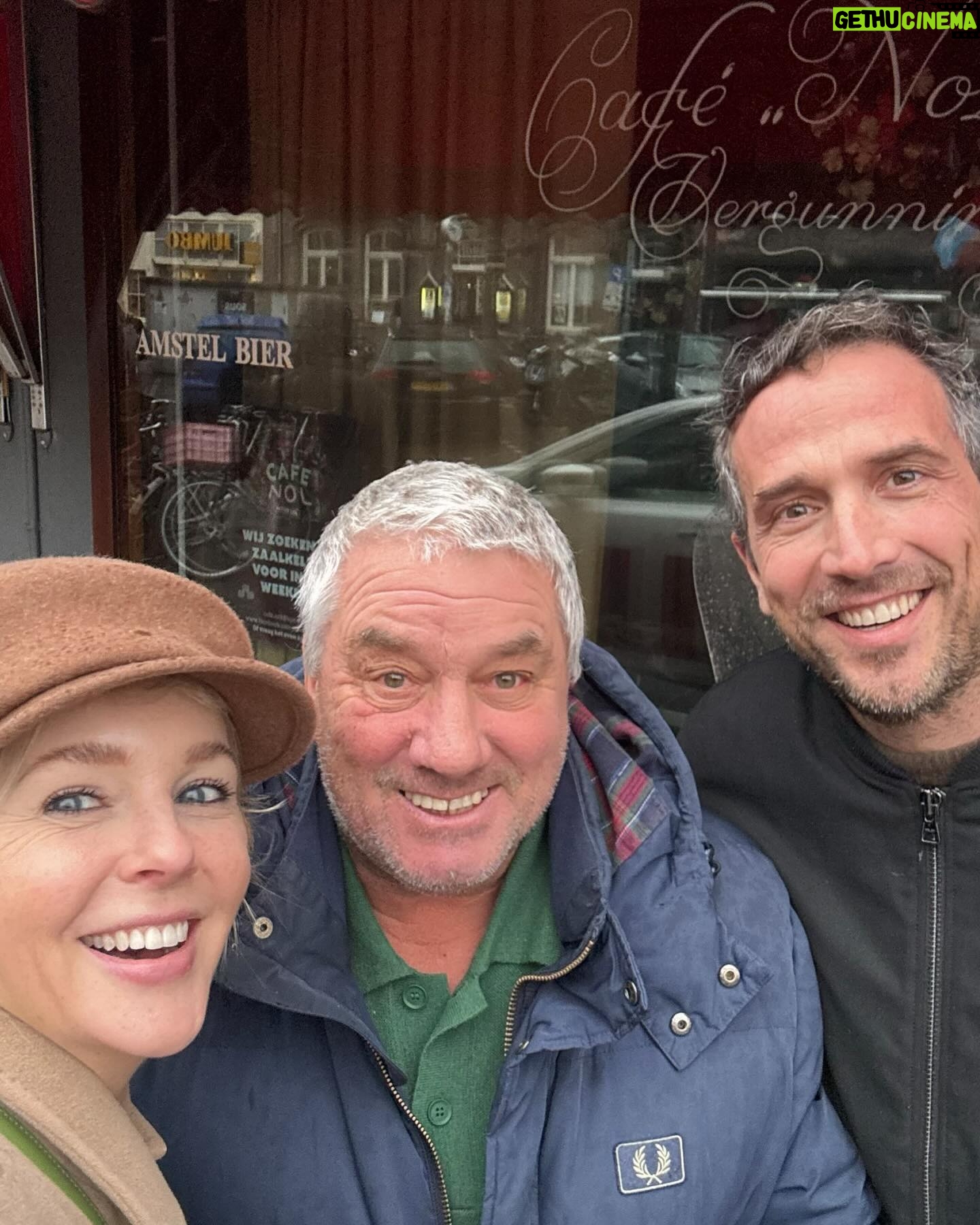Chantal Janzen - 51K Likes - Op 11-12-2014 zijn we getrouwd. Tien jaar geleden dus vandaag! TIEN. HOE DAN.
Maar wat was dat toen mooi, ontroerend, lief, leuk, gezellig en precies zoals we wilden. Met de liefde van je leven, met onze kinderen, onze families en iedereen die ons lief was. Vier jaar later kwam er ineens nog een wezen bij, en die maakte het leven een nóg groter feest, in ons samengestelde gezin waar de broers en zussen zó ongelofelijk veel van elkaar houden dat mijn hart regelmatig ontploft van liefde.
Omdat mijn echtgenoot een gruwelijke hekel heeft aan geliefden die elkaar feliciteren via sociale media, zeg ik bij deze: GEFELICITEERD ONS MARCO! Mijn uggs, en jouw Versace joggingbroek, mijn bruine berenjas, jouw zwarte hardloop-legging, mijn brillenglazen van -6,5 en jouw anti-snurk bitje, need I say more ❤️
De meneer die je tussen ons in ziet riep afgelopen zaterdag ineens in het voorbij gaan in plat Amsterdams: ‘Hé meissie! Ik heb jou getrouwd!’
Zoals jullie wel begrijpen hoor ik normaal op straat aan de lópende band zinnen als ‘Wil je met me trouwen’ of ‘Waarom ben je nou al getrouwd’, maar déze variatie was nieuw dus keek ik meteen om, dat snap je.
Het was Coen, de bode van de burgerlijke stand die ons samen met trouwambtenaar Martien, voor de wet trouwde in Amsterdam. We hebben goeie herinneringen aan hen, maar hadden geen één van hen ooit meer gezien of gesproken. En toen ineens, om de hoek van Café Nol in de Jordaan, precies 10 jaar later terwijl we ons jubileum vierden, riep hij naar ons. Zulke onverwachte (?) dingen zijn het allerleukste.
❤️
Op de tweede foto is het trouwens niet de bode die tussen ons in staat. Dan was ie destijds wel heel klein geweest.