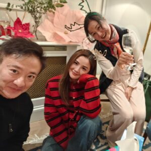 Charlene Choi Instagram - Merry Christmas 🎄❤️
Here are some Christmas Eve photo dumps 😝

#christmasparty2024
#happiestchristmasever 
#日日都好好笑
#衆志成城為聖誕 😏
#每個人都有自己功能 
#我愛嘅人同愛我嘅人都係身邊 ❤️❤️