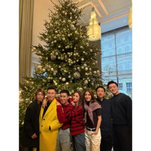 Charlene Choi Instagram - Merry Christmas 🎄❤️
Here are some Christmas Eve photo dumps 😝

#christmasparty2024
#happiestchristmasever 
#日日都好好笑
#衆志成城為聖誕 😏
#每個人都有自己功能 
#我愛嘅人同愛我嘅人都係身邊 ❤️❤️